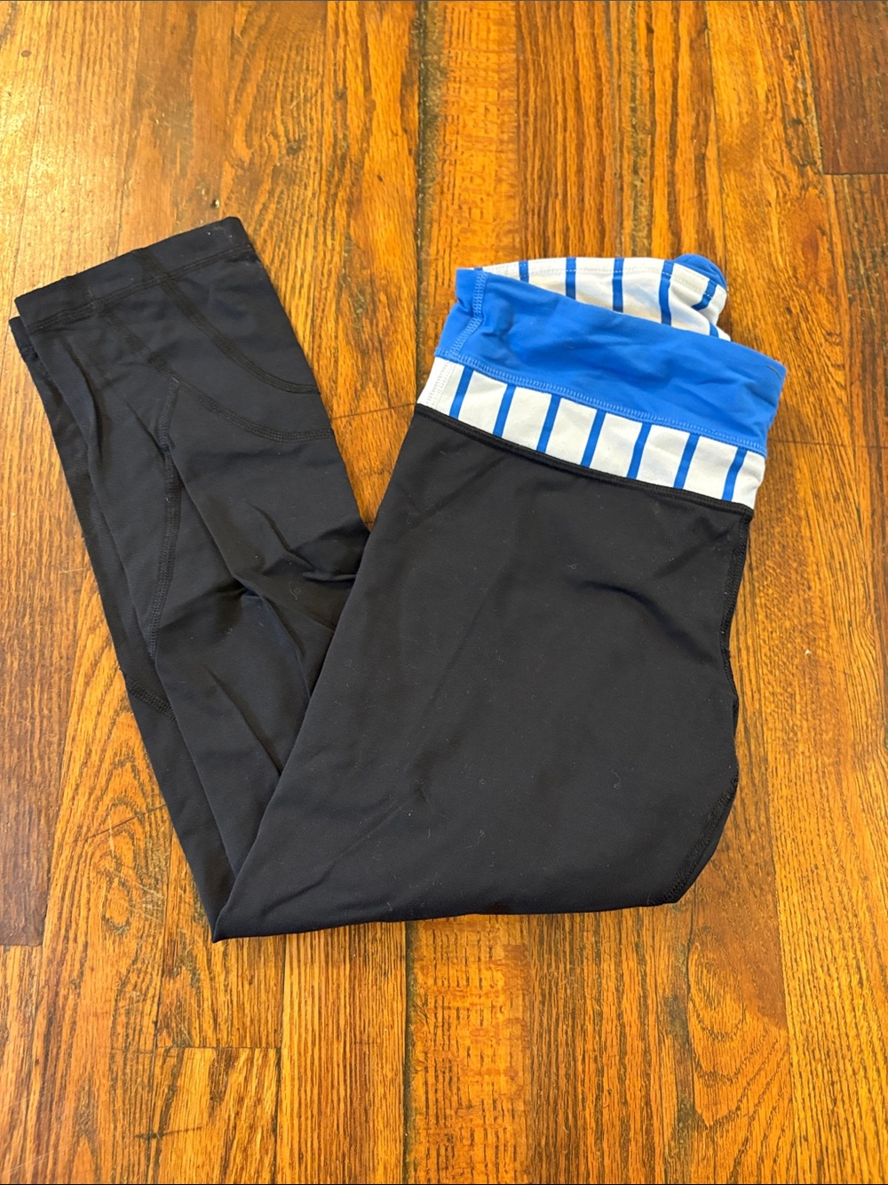 🎉Lululemon athletica Black Cropped Leggings w Blue & White Striped Waistband!